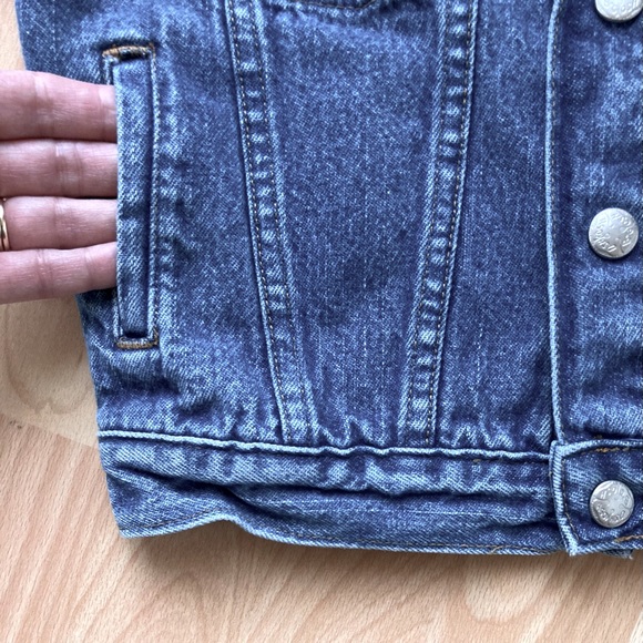 OshKosh: Classic jean jacket in a 4/4T. - Picture 6 of 10
